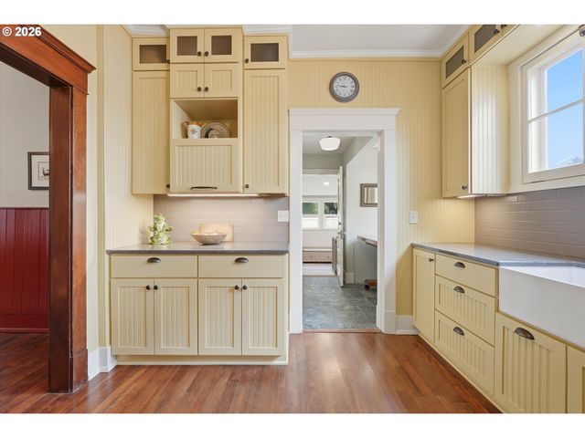 2113 16TH Ave, Forest Grove, OR 97116