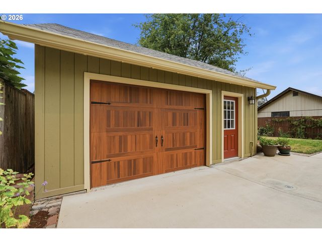 2113 16TH Ave, Forest Grove, OR 97116