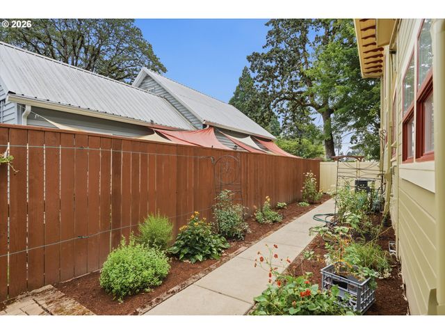 2113 16TH Ave, Forest Grove, OR 97116