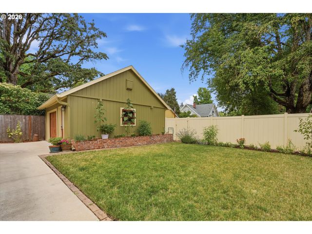 2113 16TH Ave, Forest Grove, OR 97116
