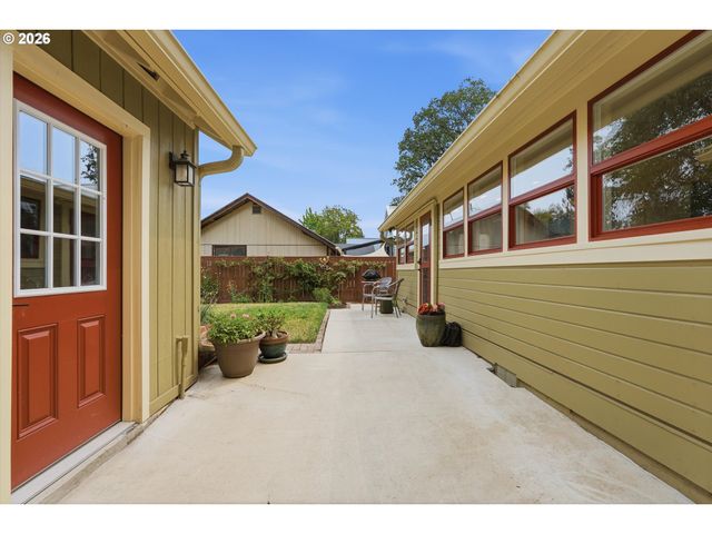 2113 16TH Ave, Forest Grove, OR 97116
