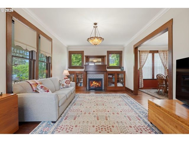 2113 16TH Ave, Forest Grove, OR 97116