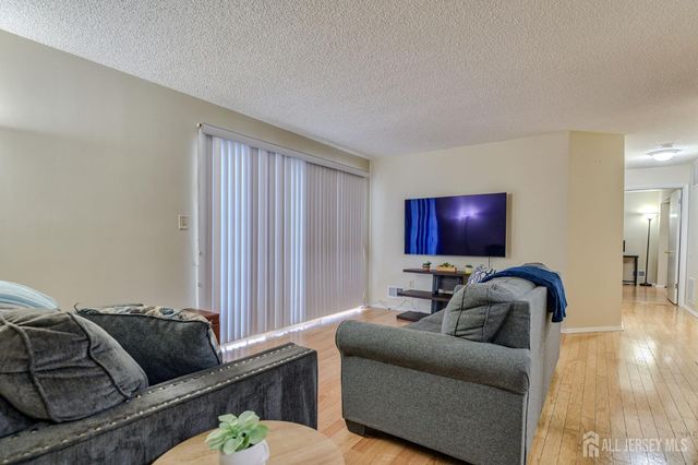 252 Kempsey Drive, North Brunswick, NJ 08902