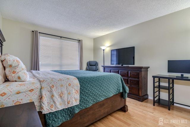 252 Kempsey Drive, North Brunswick, NJ 08902