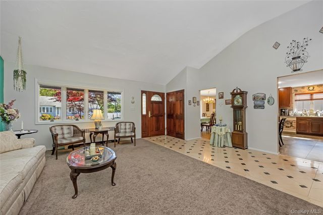 18 Tacoma Lane, Syosset, NY 11791