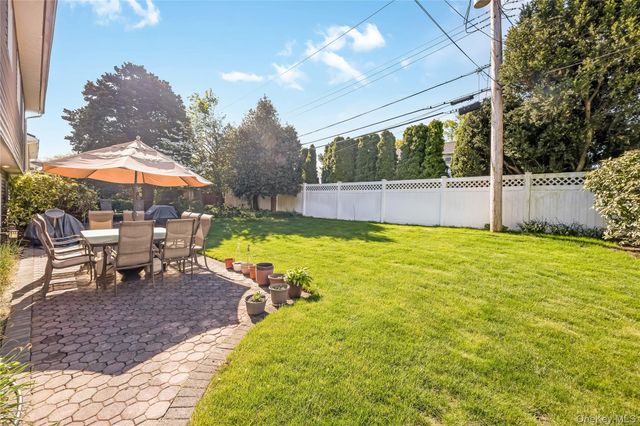 18 Tacoma Lane, Syosset, NY 11791