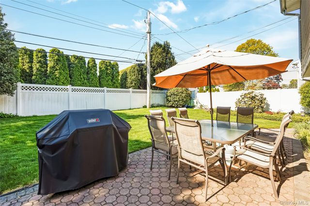 18 Tacoma Lane, Syosset, NY 11791