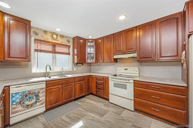 18 Tacoma Lane, Syosset, NY 11791