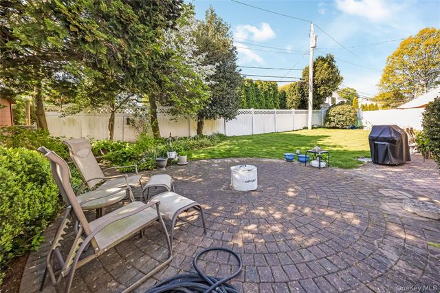 18 Tacoma Lane, Syosset, NY 11791