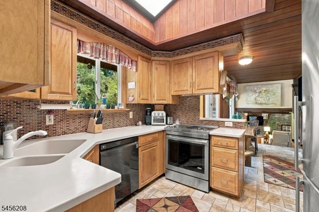 5 Agnes Ln, Holland Twp., NJ 08848