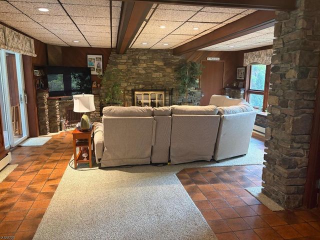 5 Agnes Ln, Holland Twp., NJ 08848