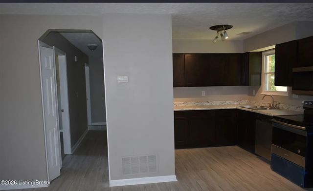 130 Bivins Ct, Radcliff, KY 40160