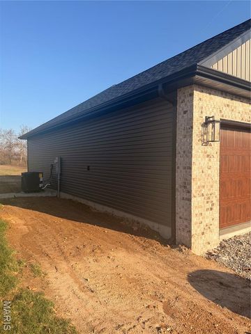 2230 Cherry Blossom Circle, Lebanon, MO 65536