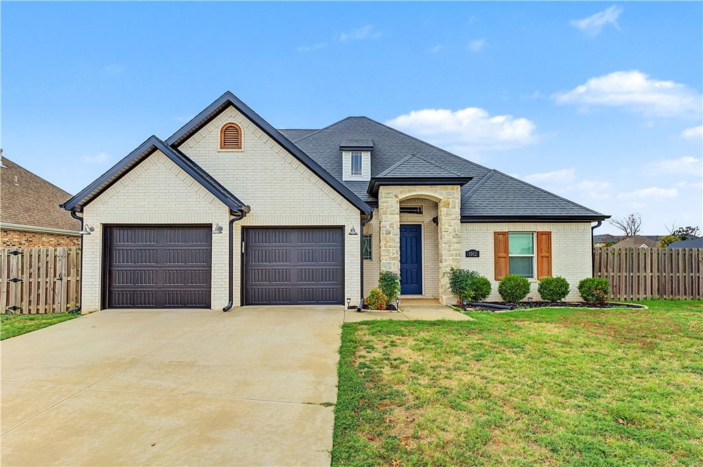 1902 W Broadway Place, Rogers, AR 72758