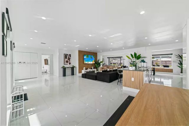 700 NW 9th Ct, Hallandale Beach, FL 33009