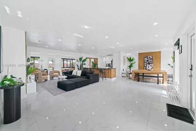 700 NW 9th Ct, Hallandale Beach, FL 33009