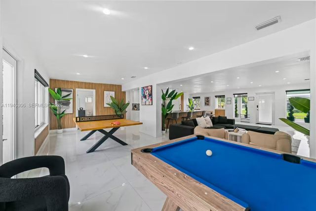 700 NW 9th Ct, Hallandale Beach, FL 33009