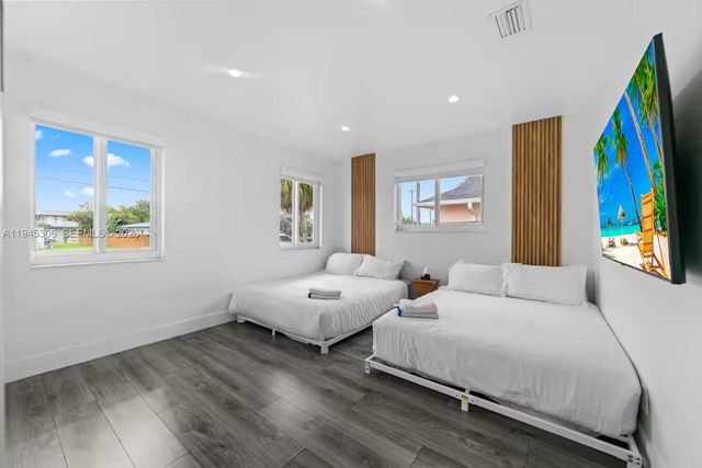 700 NW 9th Ct, Hallandale Beach, FL 33009