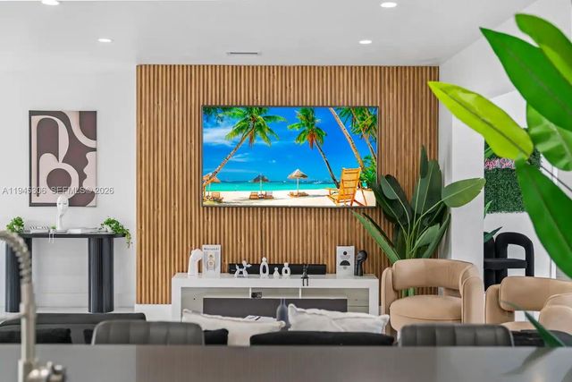 700 NW 9th Ct, Hallandale Beach, FL 33009