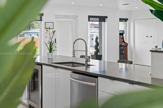 700 NW 9th Ct, Hallandale Beach, FL 33009