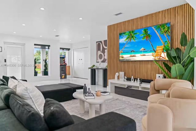 700 NW 9th Ct, Hallandale Beach, FL 33009