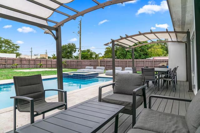 700 NW 9th Ct, Hallandale Beach, FL 33009