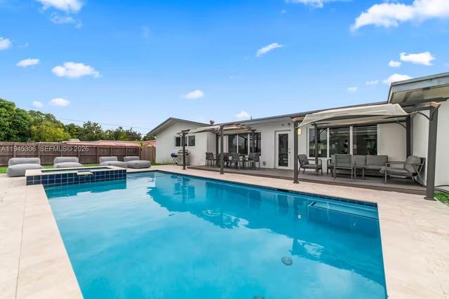 700 NW 9th Ct, Hallandale Beach, FL 33009