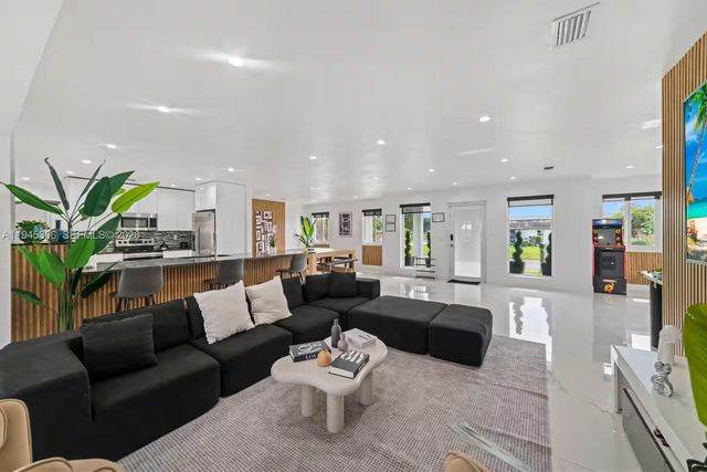 700 NW 9th Ct, Hallandale Beach, FL 33009