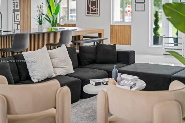 700 NW 9th Ct, Hallandale Beach, FL 33009