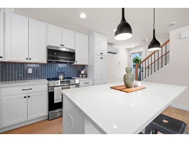 6505 Se CLATSOP St C, Portland, OR 97206
