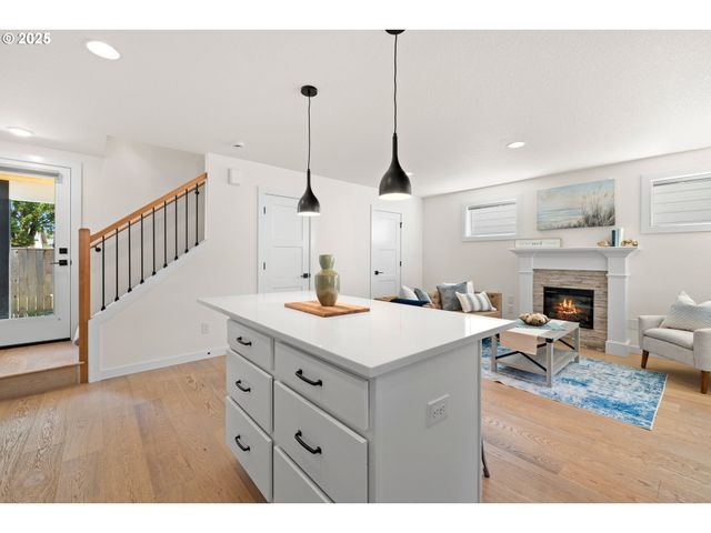6505 Se CLATSOP St C, Portland, OR 97206