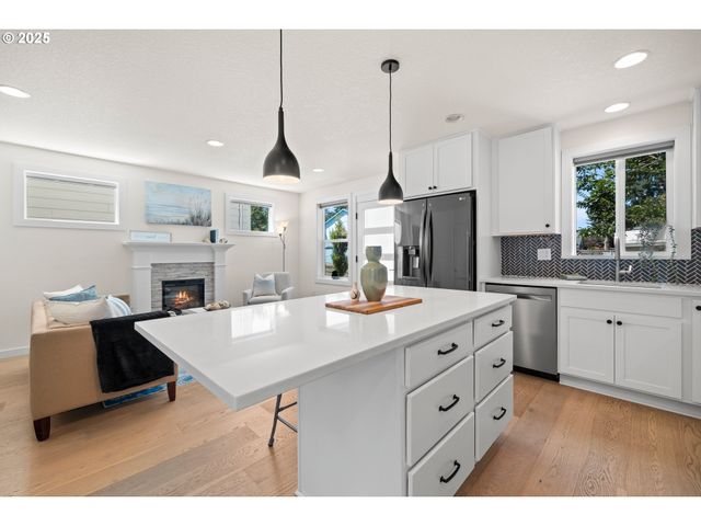 6505 Se CLATSOP St C, Portland, OR 97206