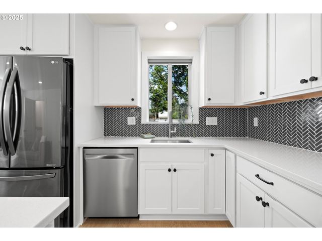 6505 Se CLATSOP St C, Portland, OR 97206