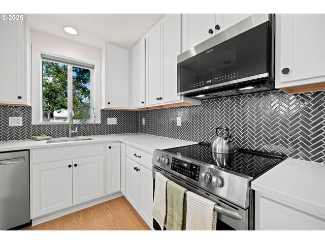 6505 Se CLATSOP St C, Portland, OR 97206