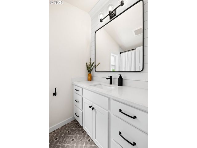 6505 Se CLATSOP St C, Portland, OR 97206