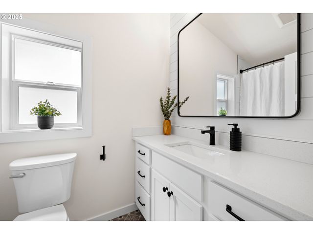 6505 Se CLATSOP St C, Portland, OR 97206