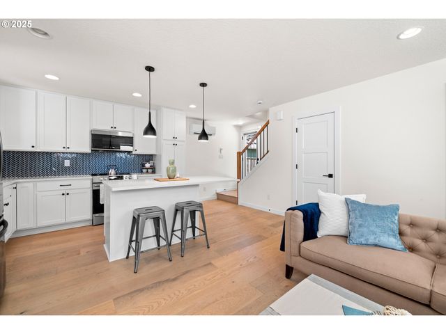 6505 Se CLATSOP St C, Portland, OR 97206