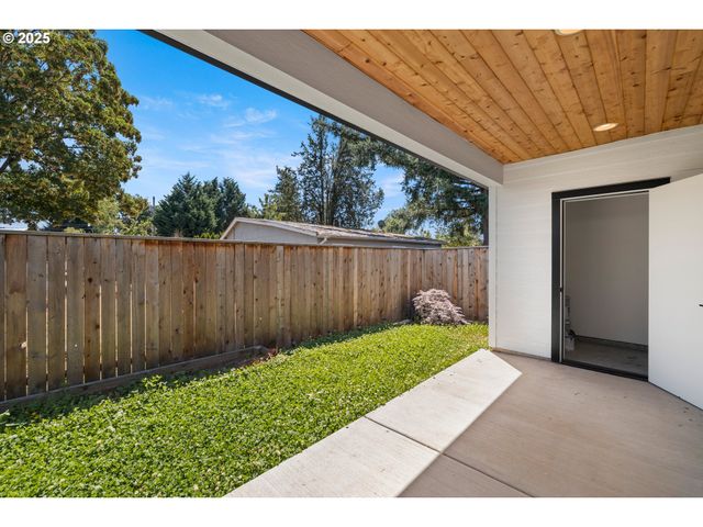6505 Se CLATSOP St C, Portland, OR 97206