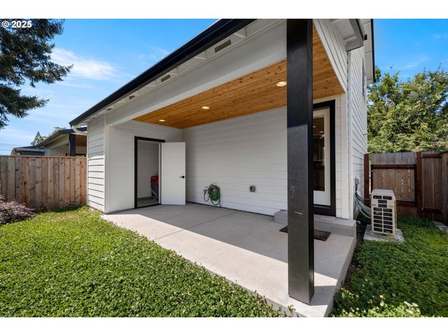 6505 Se CLATSOP St C, Portland, OR 97206