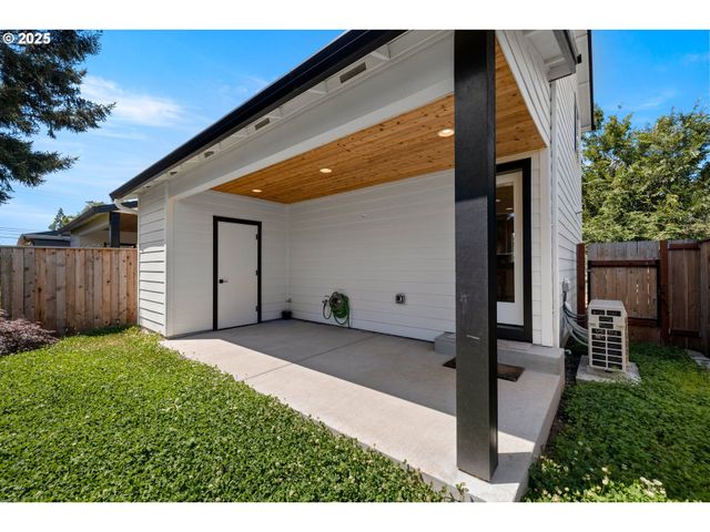 6505 Se CLATSOP St C, Portland, OR 97206