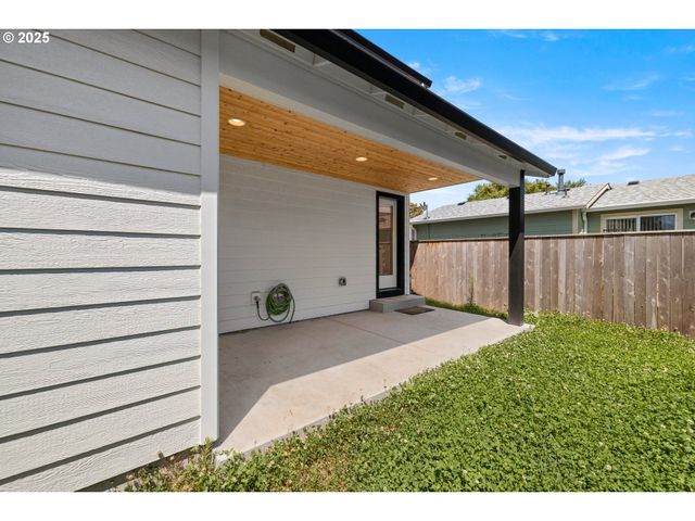 6505 Se CLATSOP St C, Portland, OR 97206