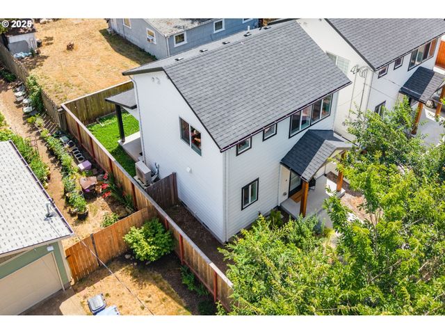 6505 Se CLATSOP St C, Portland, OR 97206