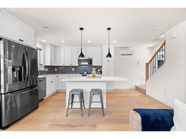 6505 Se CLATSOP St C, Portland, OR 97206