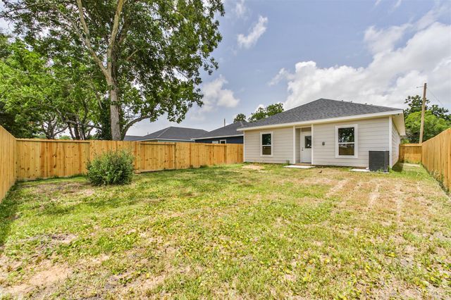 440 Ave B, La Marque, TX 77568