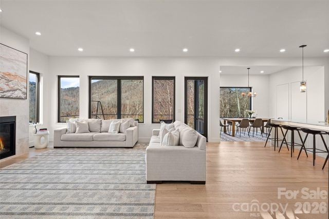 22 Chesten Mountain Drive, Asheville, NC 28803