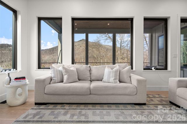 22 Chesten Mountain Drive, Asheville, NC 28803