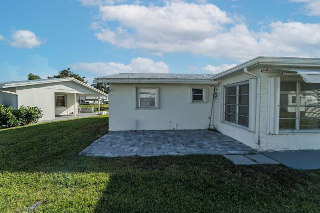 688 SW Lake Court, Boynton Beach, FL 33426