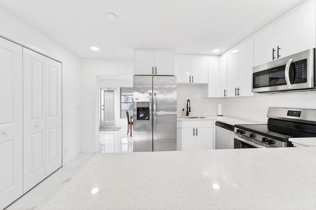 688 SW Lake Court, Boynton Beach, FL 33426