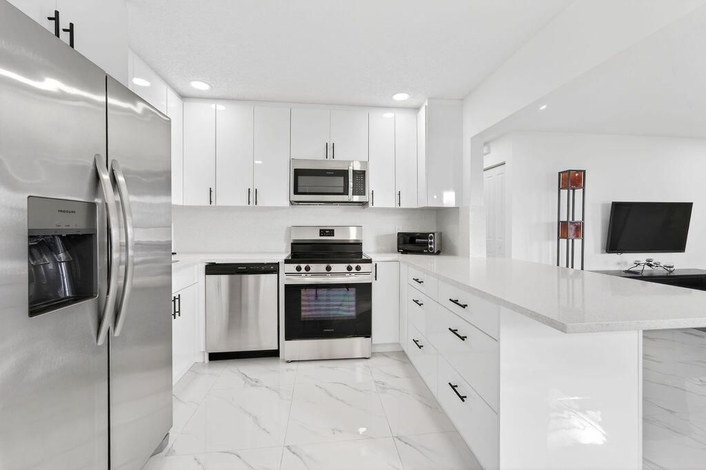 688 SW Lake Court, Boynton Beach, FL 33426