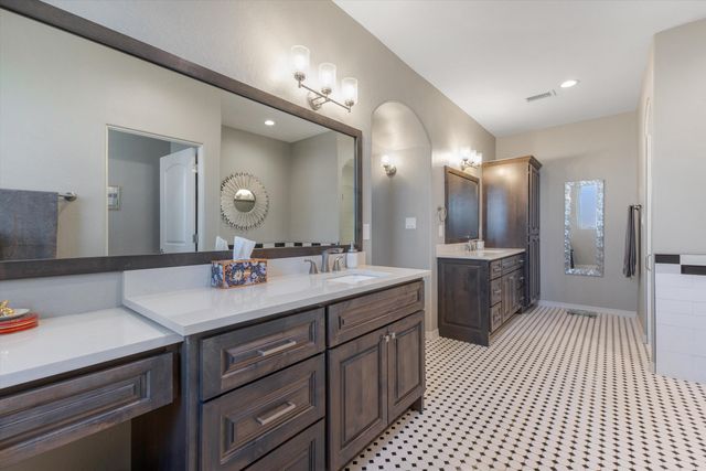 704 Gregg Road NE, Rio Rancho, NM 87124